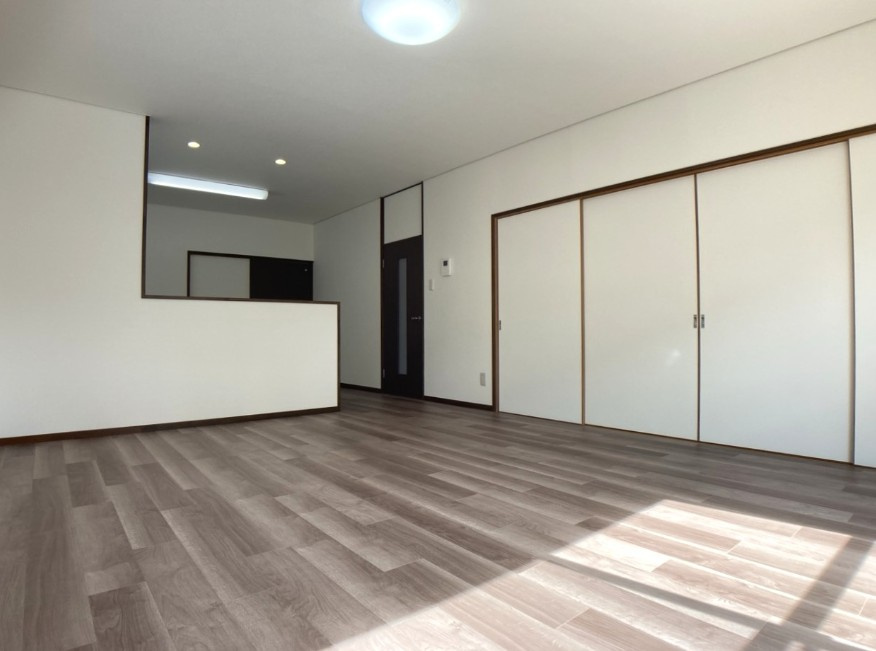 松本市笹賀　中古戸建の居間・リビング|リビングを見渡しながら家事のできる対面キッチンご家族との会話も弾みます。