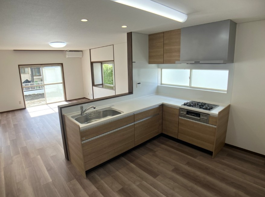 松本市笹賀　中古戸建のキッチン|作業効率の上がるL字型キッチンでお料理楽しくなりそうです。