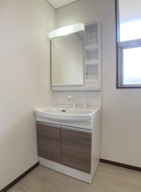 松本市笹賀　中古戸建の独立洗面台|気になる水回りも新規交換済みです。