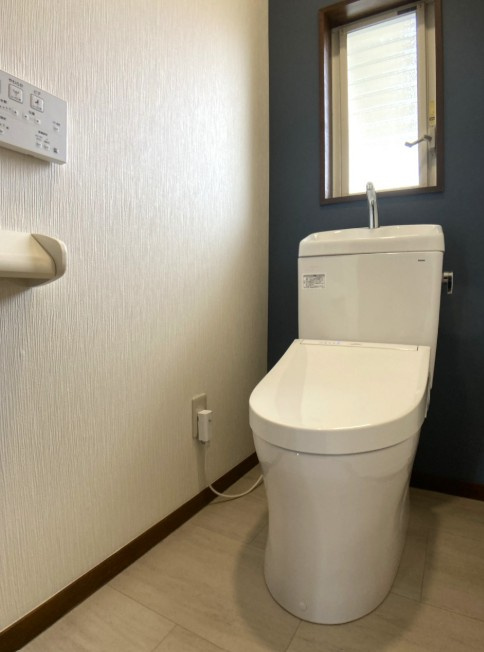 松本市笹賀　中古戸建のトイレ|トイレはウォシュレットも備わっています。
