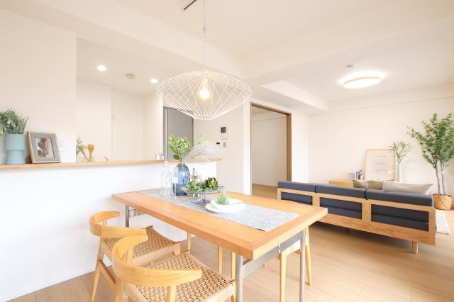サーパス楽々園の居間・リビング|2026年5月リフォーム完成済み！気持ち良くご入居いただけます