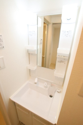 朝の支度に便利な独立洗面台です