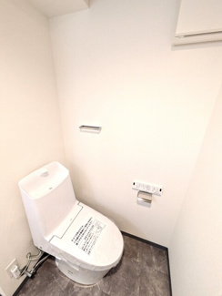 温水洗浄便座付きのトイレ