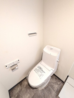 温水洗浄便座付きのトイレです