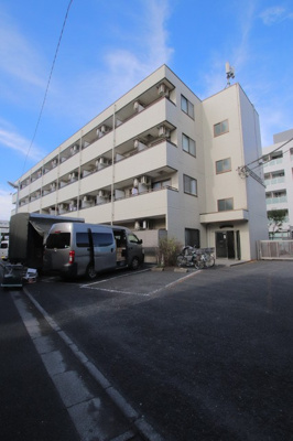 4階建てのマンションです。