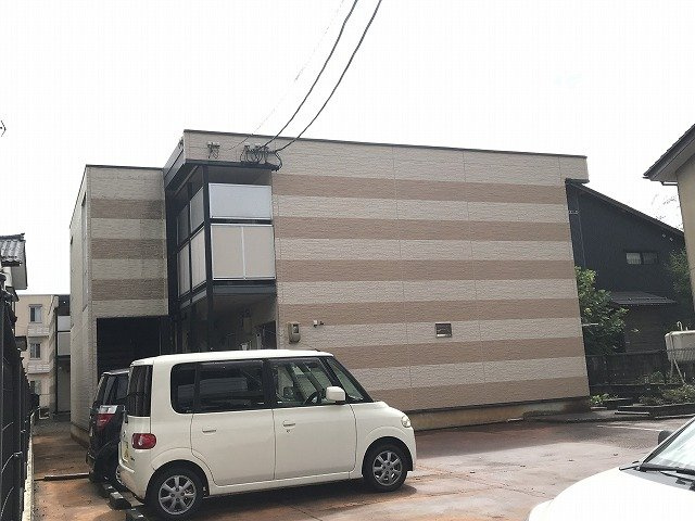 レオパレスプランドール　長岡の外観