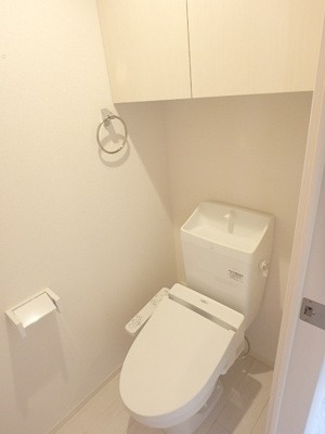 洗浄機能付便座のトイレは上部に棚付
