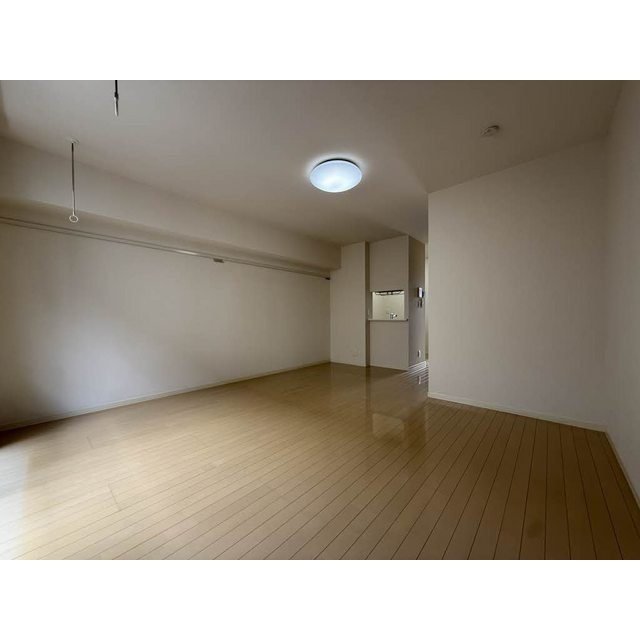 岐阜市下奈良２丁目のアパートの居間・リビング