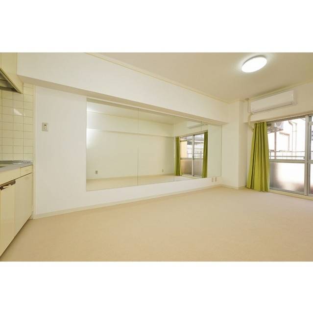 岐阜市県町２丁目の賃貸マンションのその他|東壁面の鏡が特徴的なお部屋です