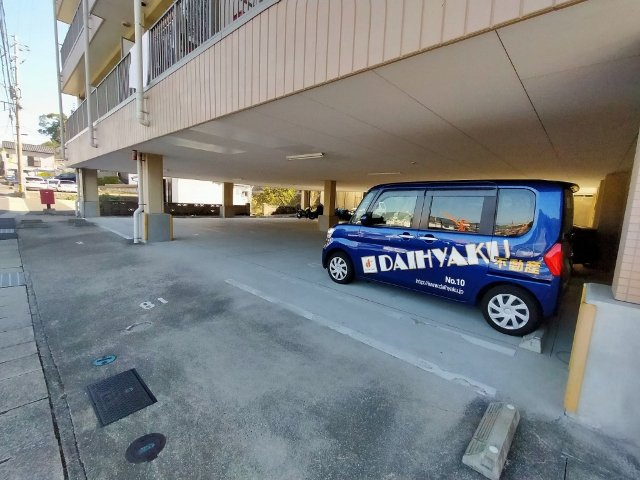 ファイン赤崎の駐車場