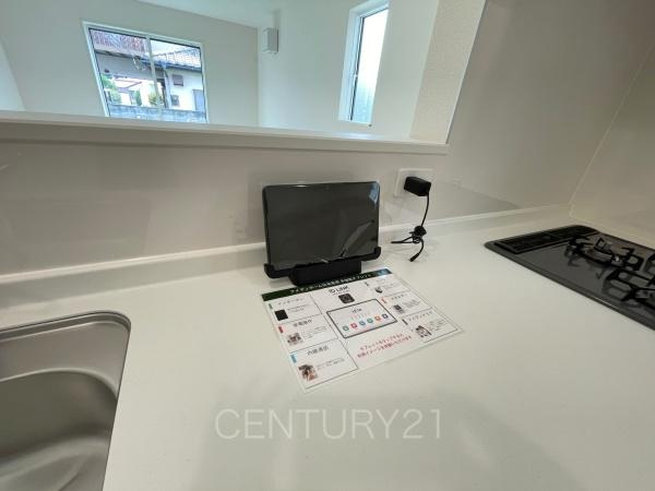 玉村斎田第２期４号棟のその他|家のさまざまな家電や住宅機器にリンクすることで、付属のタブレットから操作したり、消費電力をモニタリングしたり、その他便利な機能がお使いになれます。
