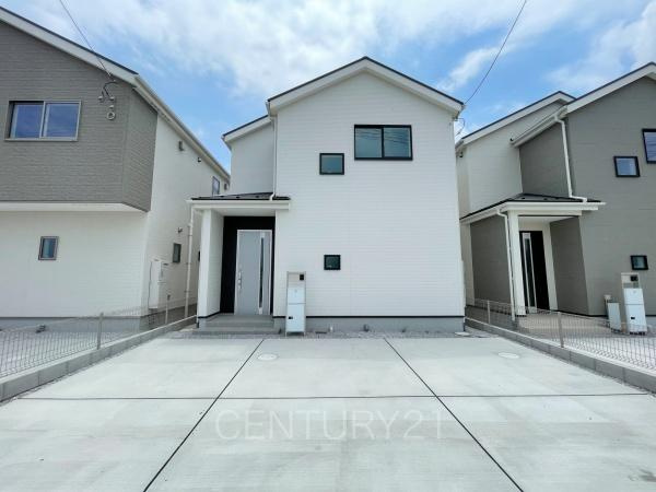 玉村斎田第２期４号棟の前面道路含む現地写真|並列駐車可能な駐車場スペースです。