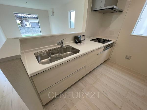 玉村斎田第２期４号棟のキッチン|シンクも大きく洗い物もしやすい浄水器付。シャワーヘッドは引き出し可能、シンクの隅々まで洗い流せます。