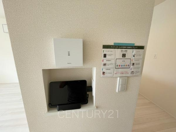 玉村斎田第２期２号棟 のその他|家のさまざまな家電や住宅機器にリンクすることで、付属のタブレットから操作したり、消費電力をモニタリングしたり、その他便利な機能がお使いになれます。