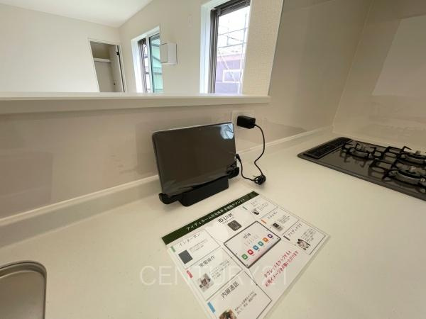 玉村斎田第２期７号棟のその他|家のさまざまな家電や住宅機器にリンクすることで、付属のタブレットから操作したり、消費電力をモニタリングしたり、その他便利な機能がお使いになれます。