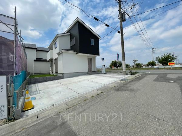 玉村斎田第２期７号棟の前面道路含む現地写真|並列駐車可能な駐車場スペースです。