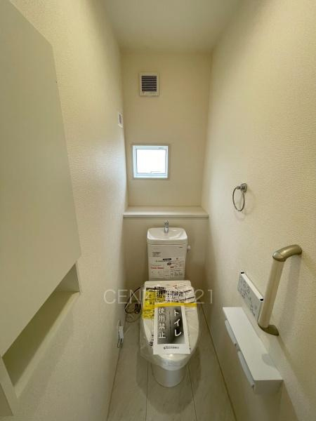  前橋市総社町植野全４棟３号棟のトイレ|２階トイレです。
温水シャワー洗浄機能付き。
手摺り付きです。