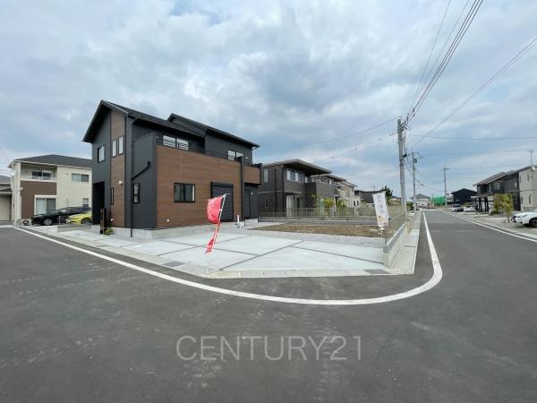  前橋市総社町植野全４棟３号棟の前面道路含む現地写真|並列駐車可能な駐車場スペースです。
