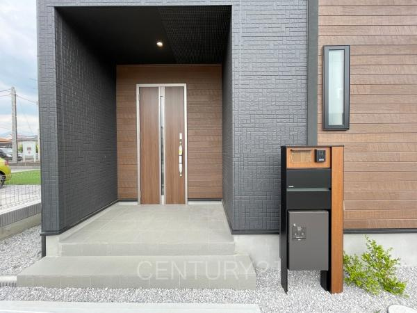  前橋市総社町植野全４棟３号棟の玄関|スマートキー付きの玄関。
鍵を探すことなくドアの開閉が可能です。
郵便物を守る鍵付きポストです。
インターホンは録画機能付きで防犯面に優れます。