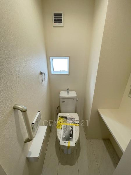 前橋市総社町植野全４棟４号棟のトイレ|温水シャワー洗浄機能付きです。
手摺り付きです。