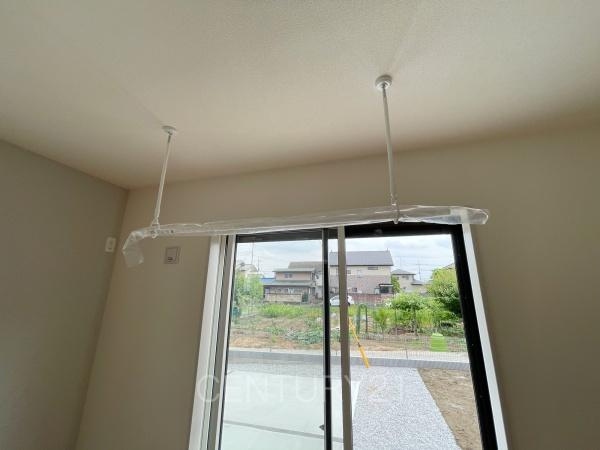 前橋市総社町植野全４棟４号棟のその他|物干し用金具付きです。
