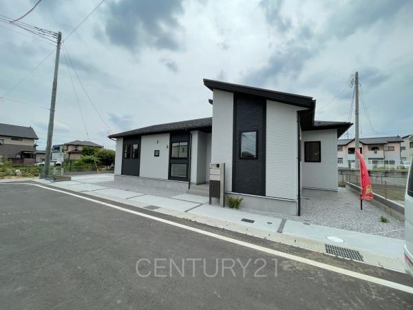 前橋市総社町植野全４棟４号棟の前面道路含む現地写真|並列駐車可能な駐車場スペースです。