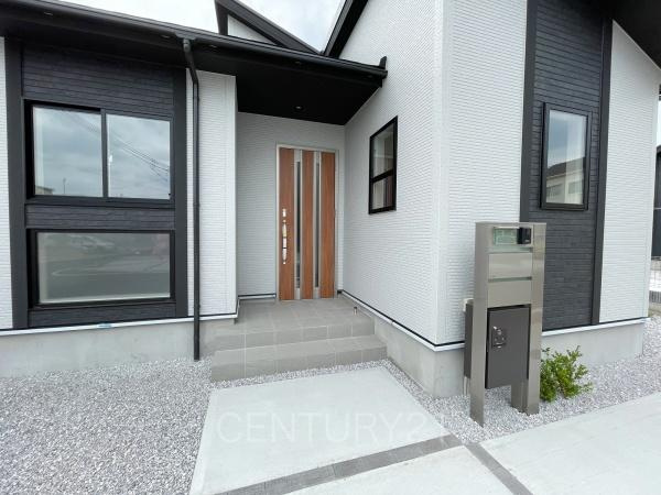 前橋市総社町植野全４棟４号棟の玄関|スマートキー付きの玄関。
鍵を探すことなくドアの開閉が可能です。
郵便物を守る鍵付きポストです。
インターホンは録画機能付きで防犯面に優れます。