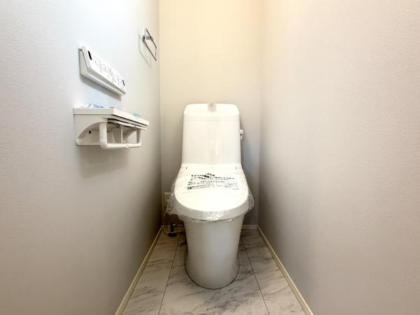 横浜市泉区下和泉２丁目の新築一戸建のトイレ|清潔感のある内装のすっきりとしたデザインのトイレです。
水周りが綺麗だと安心ですね。
