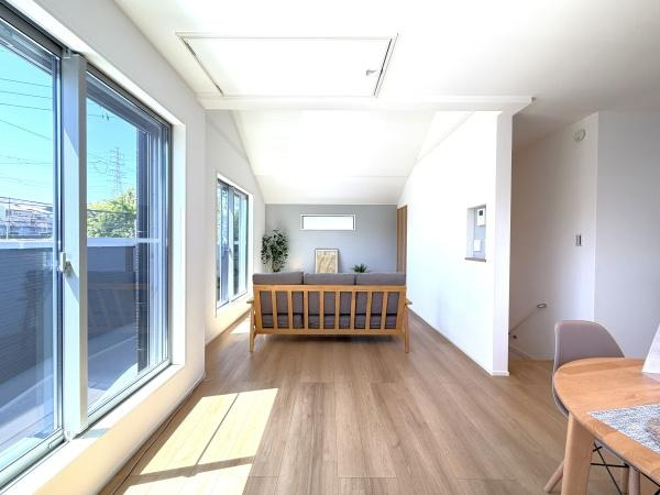 横浜市泉区下和泉２丁目の新築一戸建の居間・リビング|明るいLDK！！
陽当たり良好です。
