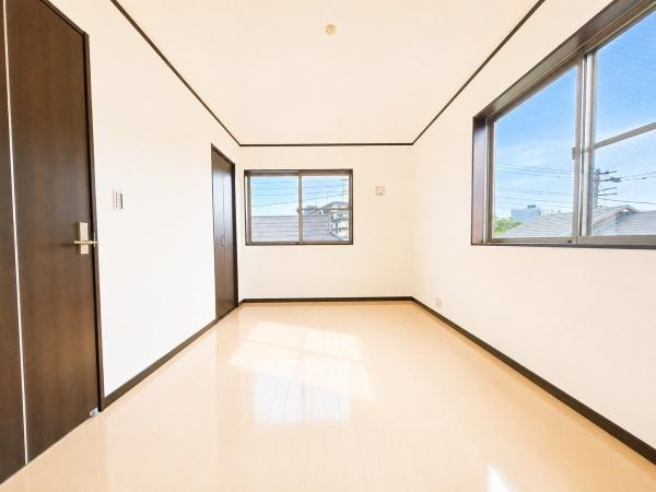 横浜市鶴見区潮田町１丁目の中古一戸建の洋室|二面採光の明るく、落ち着きのある洋室！
休日はこちらでおくつろぎ下さい♪