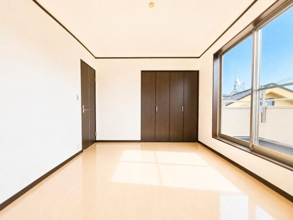 横浜市鶴見区潮田町１丁目の中古一戸建の洋室|広さも十分で窓からの光が嬉しい洋室です。