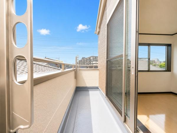 横浜市鶴見区潮田町１丁目の中古一戸建のバルコニー|陽当り良好のバルコニー！
風通しもよく気持ちいいです