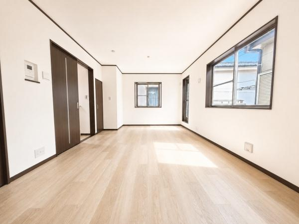横浜市鶴見区潮田町１丁目の中古一戸建の居間・リビング|窓からは明るい光が差し込みます！
電気をつけなくても明るいです。