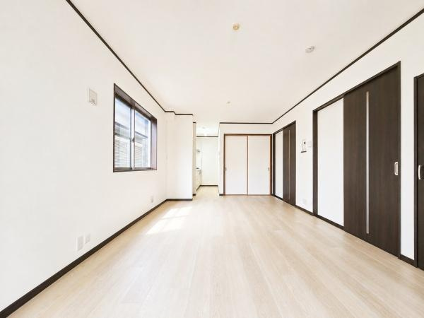 横浜市鶴見区潮田町１丁目の中古一戸建の居間・リビング|自慢したくなるリビング！
形も良く家具の配置にも困りません。