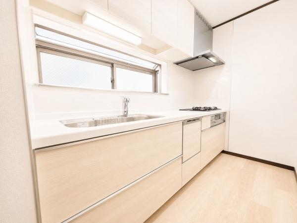 横浜市鶴見区潮田町１丁目の中古一戸建のキッチン|収納豊富なキッチン。
ここまで収納スペースがあるとキッチン周りをきれいに保てますね！