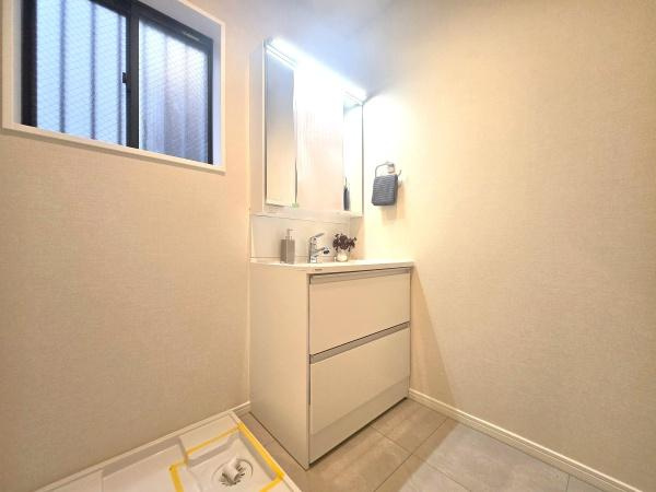 川崎市川崎区京町１丁目の中古一戸建の独立洗面台|広々とした洗面室には三面鏡付き独立洗面台！