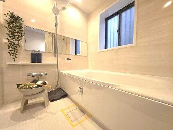 川崎市川崎区京町１丁目の中古一戸建の浴室|広々としたバスルームで一日の疲れをいやして下さい！
もちろん、浴室乾燥機付きです！