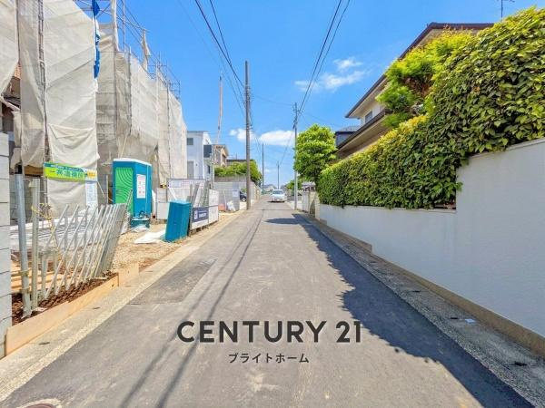 横浜市旭区万騎が原の新築一戸建の前面道路含む現地写真|車通りが少ない為、小さなお子様にも安心です。
是非一度、現地へ起こしください。