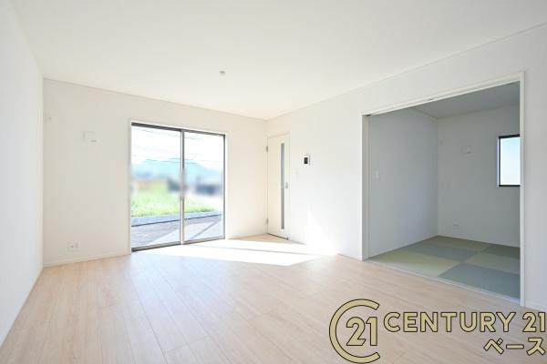 クレイドルガーデン市場 ３号棟 ／新築一戸建の居間・リビング|■現地撮影写真■窓が多く明るい光が射し込みます！