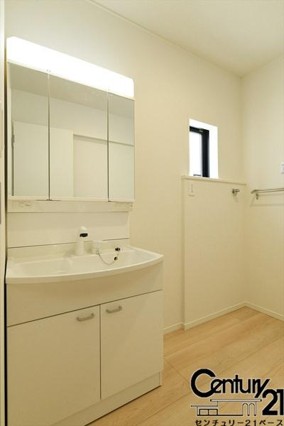 クレイドルガーデン市場 １号棟 ／新築一戸建の内観：施工例|■三面鏡タイプのミラーキャビネット！収納スペースも豊富です！■
