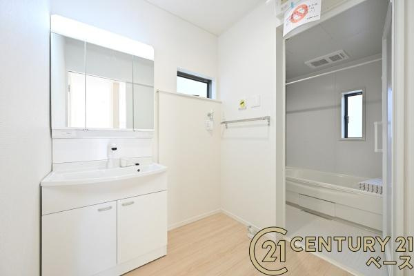 クレイドルガーデン市場 ４号棟 ／新築一戸建の内観：施工例|■玄関には大容量収納スペースを完備！■