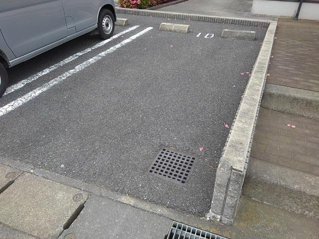 ルミエールⅤの駐車場