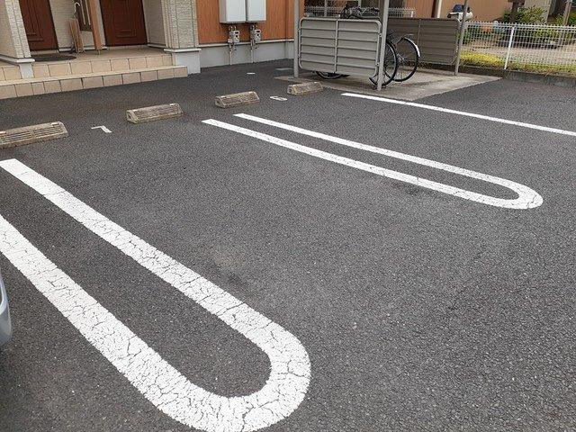 カーサ・ルピナスＢの駐車場