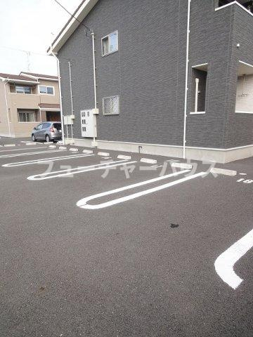 シンボリ　アニメイト　Ⅱの駐車場|車をお持ちの方に嬉しい駐車場付きの物件です