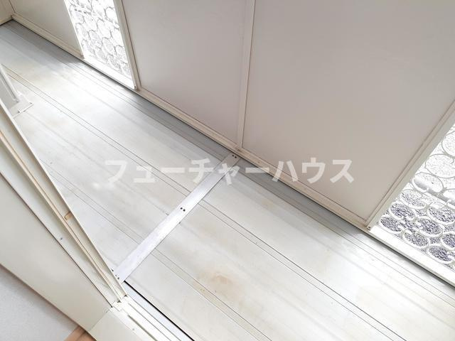 メゾンエクセルのバルコニー|暖かな日差しのふりそそぐバルコニー