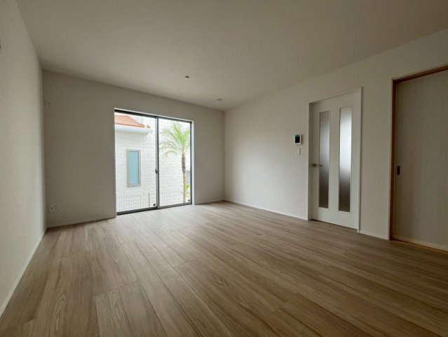 八重瀬町安里新築戸建て B号棟〈全３棟〉の居間・リビング