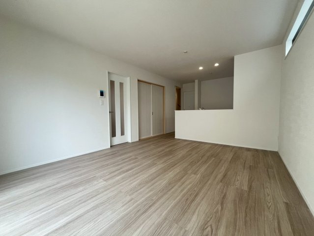 八重瀬町安里新築戸建て B号棟〈全３棟〉の居間・リビング