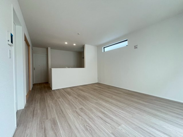 八重瀬町安里新築戸建て B号棟〈全３棟〉の居間・リビング