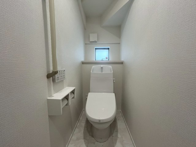 八重瀬町安里新築戸建て B号棟〈全３棟〉のトイレ