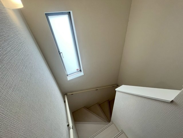 八重瀬町安里新築戸建て B号棟〈全３棟〉の内装|階段